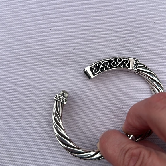 Silpada Filigree Twisted Floral Cable
Bangle Hinged Bracelet RARE B0669 - Picture 10 of 12